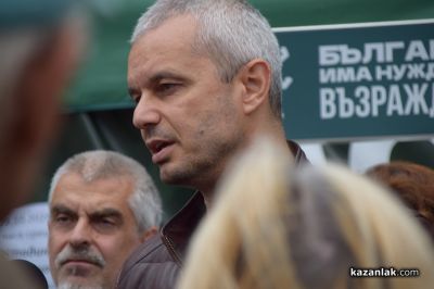 Председателят на ПП „Възраждане“ д-р Костадин Костадинов в Казанлък: Хората, които не излизат да гласуват, подпомагат купуването на България