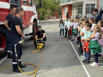 Първокласници от ОУ „Св. Паисий Хилендарски“ посетиха Пожарната служба в Казанлък 