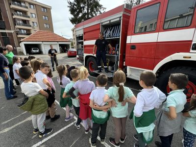 Първокласници от ОУ „Св. Паисий Хилендарски“ посетиха Пожарната служба в Казанлък 