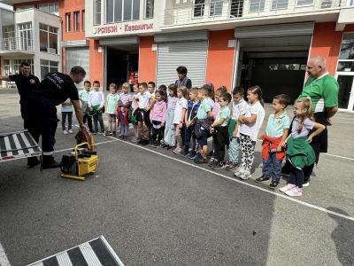 Първокласници от ОУ „Св. Паисий Хилендарски“ посетиха Пожарната служба в Казанлък 