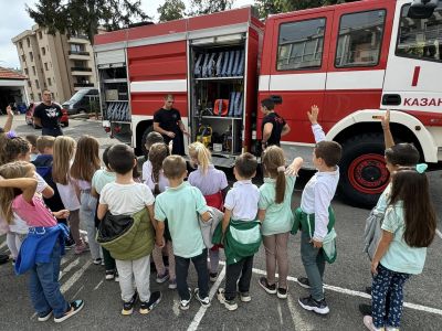 Първокласници от ОУ „Св. Паисий Хилендарски“ посетиха Пожарната служба в Казанлък 
