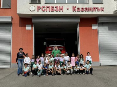 Първокласници от ОУ „Св. Паисий Хилендарски“ посетиха Пожарната служба в Казанлък 