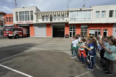 Първокласници от ОУ „Св. Паисий Хилендарски“ посетиха Пожарната служба в Казанлък 