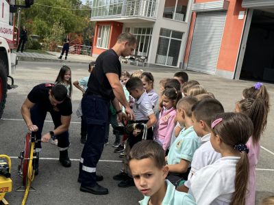Първокласници от ОУ „Св. Паисий Хилендарски“ посетиха Пожарната служба в Казанлък 