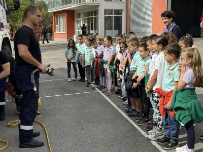 Първокласници от ОУ „Св. Паисий Хилендарски“ посетиха Пожарната служба в Казанлък 