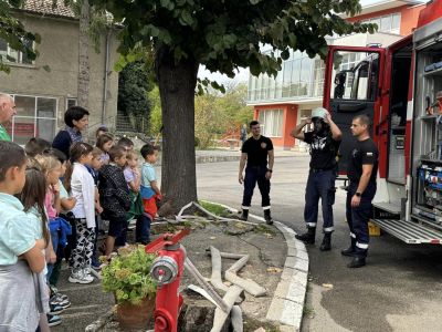 Първокласници от ОУ „Св. Паисий Хилендарски“ посетиха Пожарната служба в Казанлък 