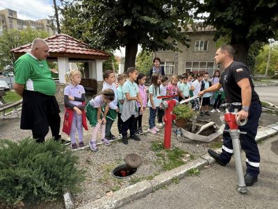 Първокласници от ОУ „Св. Паисий Хилендарски“ посетиха Пожарната служба в Казанлък 