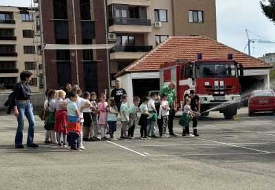 Първокласници от ОУ „Св. Паисий Хилендарски“ посетиха Пожарната служба в Казанлък 
