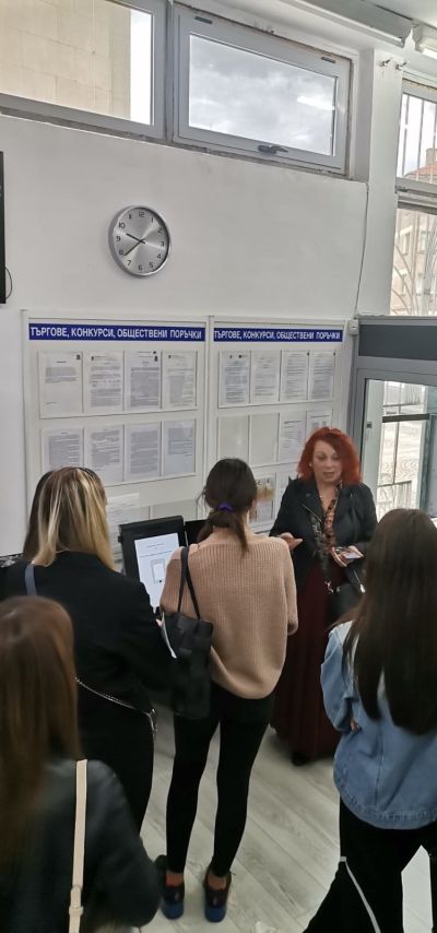 Ученици от ПХГ „Св. Св. Кирил и Методий“ посетиха местната администрация по случай Деня на българската община