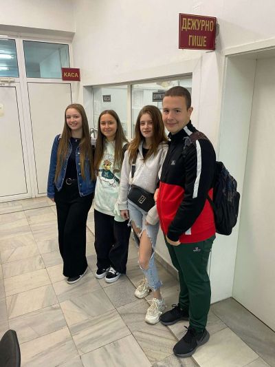 Ученици от ПХГ „Св. Св. Кирил и Методий“ посетиха местната администрация по случай Деня на българската община