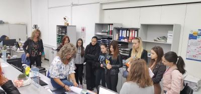 Ученици от ПХГ „Св. Св. Кирил и Методий“ посетиха местната администрация по случай Деня на българската община