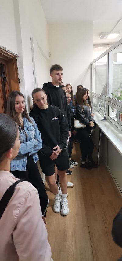 Ученици от ПХГ „Св. Св. Кирил и Методий“ посетиха местната администрация по случай Деня на българската община