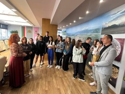 Ученици от ПХГ „Св. Св. Кирил и Методий“ посетиха местната администрация по случай Деня на българската община