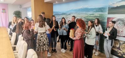 Ученици от ПХГ „Св. Св. Кирил и Методий“ посетиха местната администрация по случай Деня на българската община