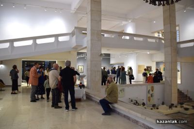 Художествена галерия – Казанлък представи изложбата „Няма само един път. 70 творби от колекция Илиян Дончев“