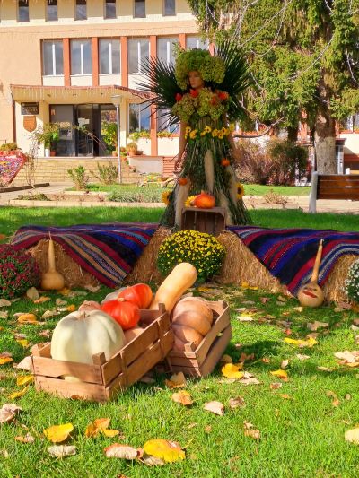 В гиздава есенна премяна засия Енина