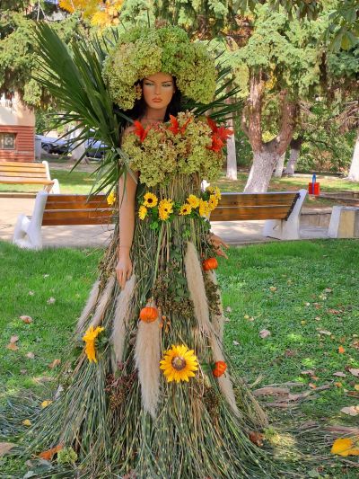 В гиздава есенна премяна засия Енина