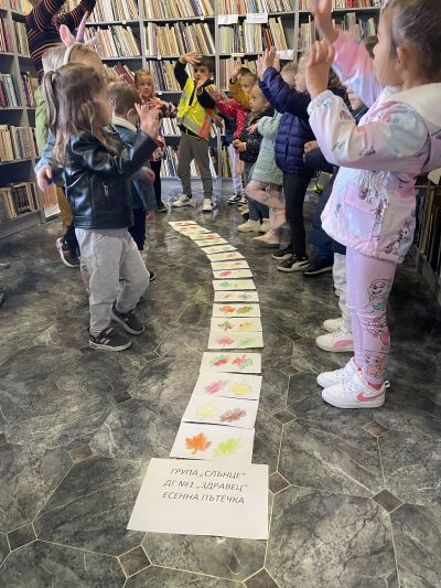 Деца от казанлъшката ДГ „Здравец” участваха в творческо ателие в библиотека “Искра“