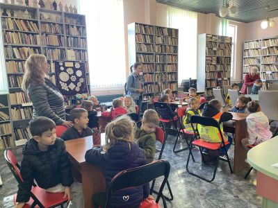 Деца от казанлъшката ДГ „Здравец” участваха в творческо ателие в библиотека “Искра“