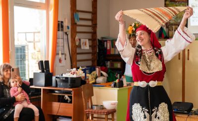 Представители на ПГЛПТ зарадваха децата на Шипка в Световния ден на хляба