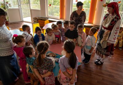 Представители на ПГЛПТ зарадваха децата на Шипка в Световния ден на хляба / Новини от Казанлък