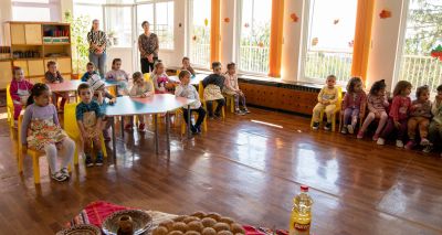 Представители на ПГЛПТ зарадваха децата на Шипка в Световния ден на хляба