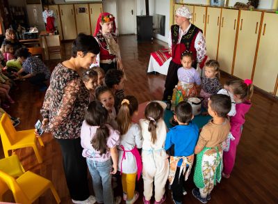 Представители на ПГЛПТ зарадваха децата на Шипка в Световния ден на хляба