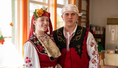 Представители на ПГЛПТ зарадваха децата на Шипка в Световния ден на хляба