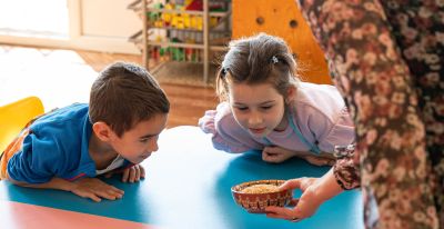 Представители на ПГЛПТ зарадваха децата на Шипка в Световния ден на хляба