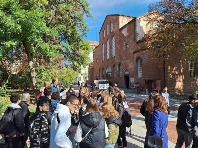 Ученици от ПХГ „Св. Св. Кирил и Методий“ бяха на еднодневен географски практикум в Столицата 