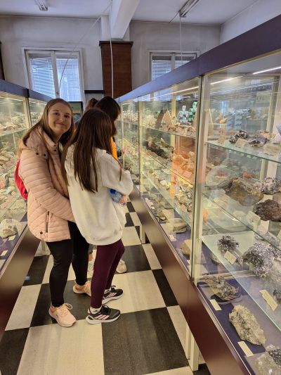 Ученици от ПХГ „Св. Св. Кирил и Методий“ бяха на еднодневен географски практикум в Столицата 