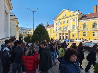 Ученици от ПХГ „Св. Св. Кирил и Методий“ бяха на еднодневен географски практикум в Столицата 