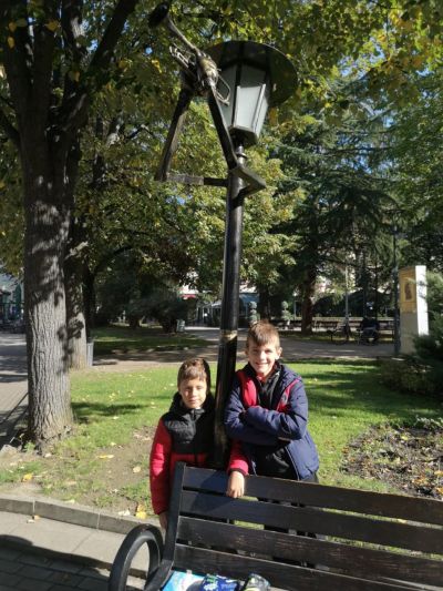 Второлаци от ОУ “Мати Болгария“ проведоха своя урок по музика в пространството около скулптурата “Японката“ 