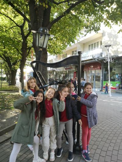 Второлаци от ОУ “Мати Болгария“ проведоха своя урок по музика в пространството около скулптурата “Японката“ 