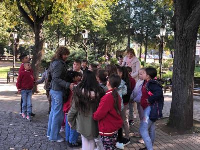 Второлаци от ОУ “Мати Болгария“ проведоха своя урок по музика в пространството около скулптурата “Японката“ 