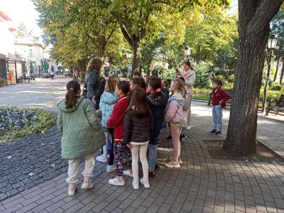 Второлаци от ОУ “Мати Болгария“ проведоха своя урок по музика в пространството около скулптурата “Японката“ 