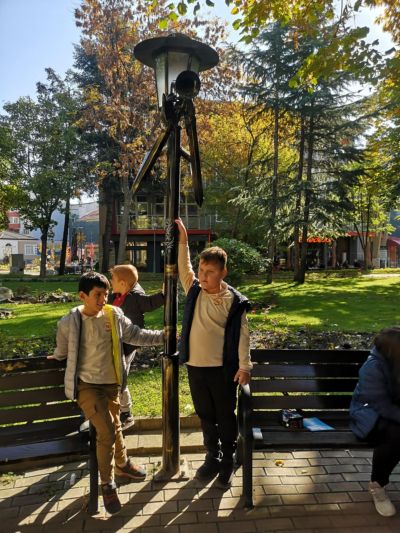 Второлаци от ОУ “Мати Болгария“ проведоха своя урок по музика в пространството около скулптурата “Японката“ 