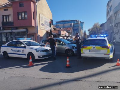 Блъснаха патрулка на централно кръстовище в Казанлък  / Новини от Казанлък