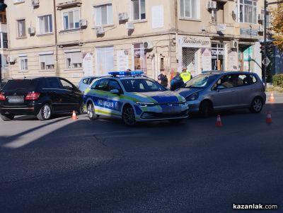 Блъснаха патрулка на централно кръстовище в Казанлък 