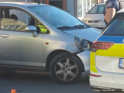 Блъснаха патрулка на централно кръстовище в Казанлък 