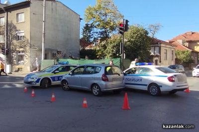 Блъснаха патрулка на централно кръстовище в Казанлък 