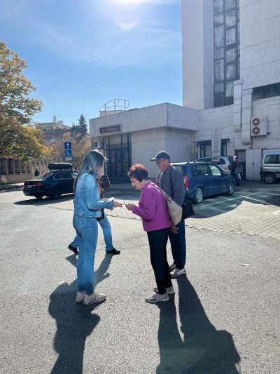 В Деня на будителите зрелостниците на ПХГ “Св.Св. Кирил и Методий“ подаряваха ръчно изработени книжки в Казанлък