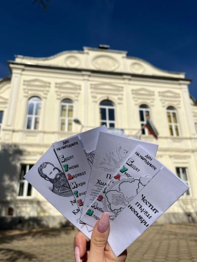 В Деня на будителите зрелостниците на ПХГ “Св.Св. Кирил и Методий“ подаряваха ръчно изработени книжки в Казанлък