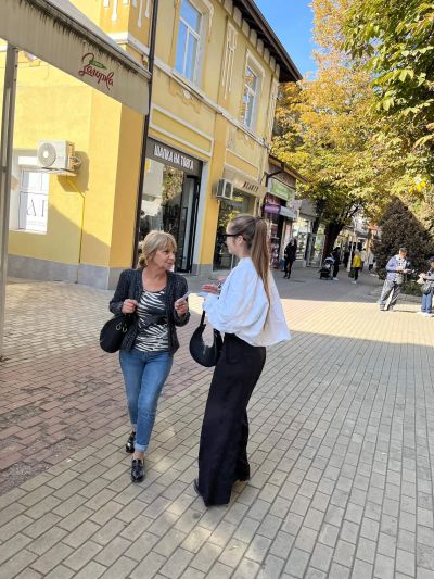 В Деня на будителите зрелостниците на ПХГ “Св.Св. Кирил и Методий“ подаряваха ръчно изработени книжки в Казанлък