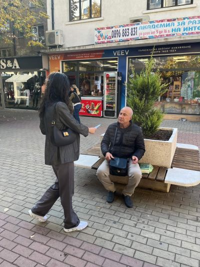 В Деня на будителите зрелостниците на ПХГ “Св.Св. Кирил и Методий“ подаряваха ръчно изработени книжки в Казанлък