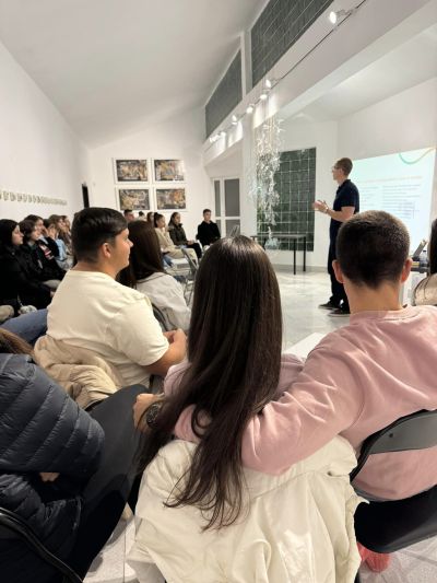 Художествената галерия в Казанлък подписа споразумение за партньорство с инициативата “Тийноватор“