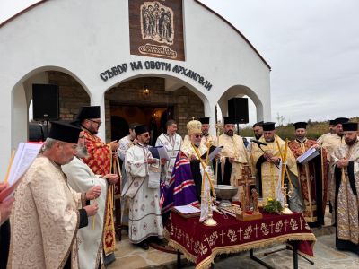 Осветиха храм “Събор на Свети Архангели“ в Казанлък / Новини от Казанлък