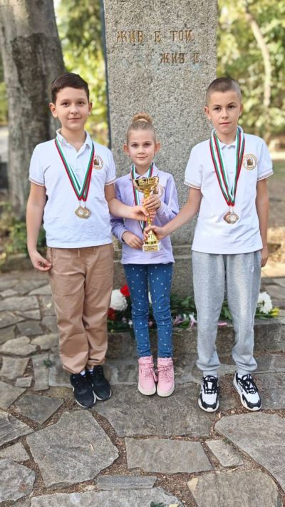 Ученици от ОУ „Св. Паисий Хилендарски“ гр. Казанлък спечелиха купа и медали в математическото състезание „Будилник“