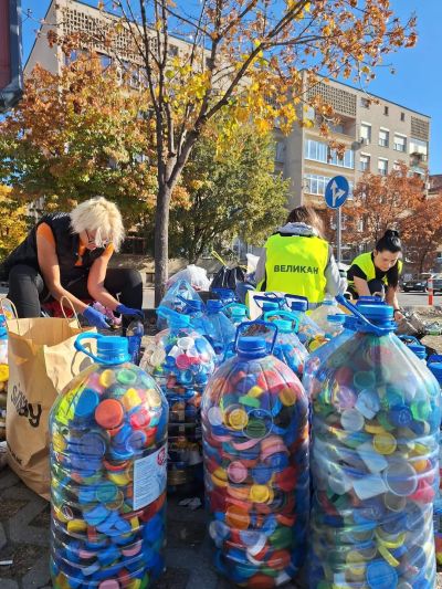 590 кг капачки и 93 кг кенчета бяха събрани по време на есенната кампания „Капачки за бъдеще“ в Казанлък