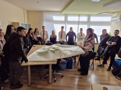 Дванайсетокласниците на ПГ “Иван Хаджиенов“ посетиха Община Казанлък и се срещнаха с главния архитект